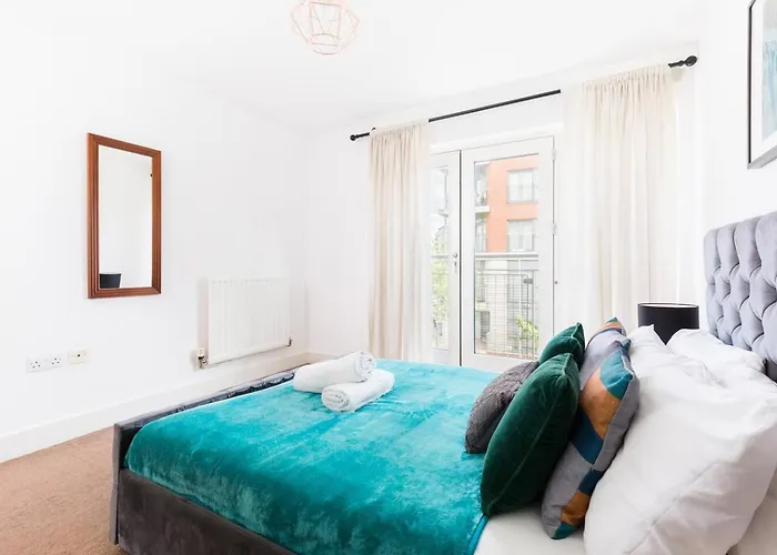 Spacious City Centre Apartment - Balcony - Smart Tv - Wifi- 448A