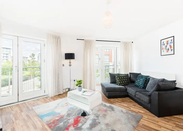 Spacious City Centre Apartment - Balcony - Smart Tv - Wifi- 448A